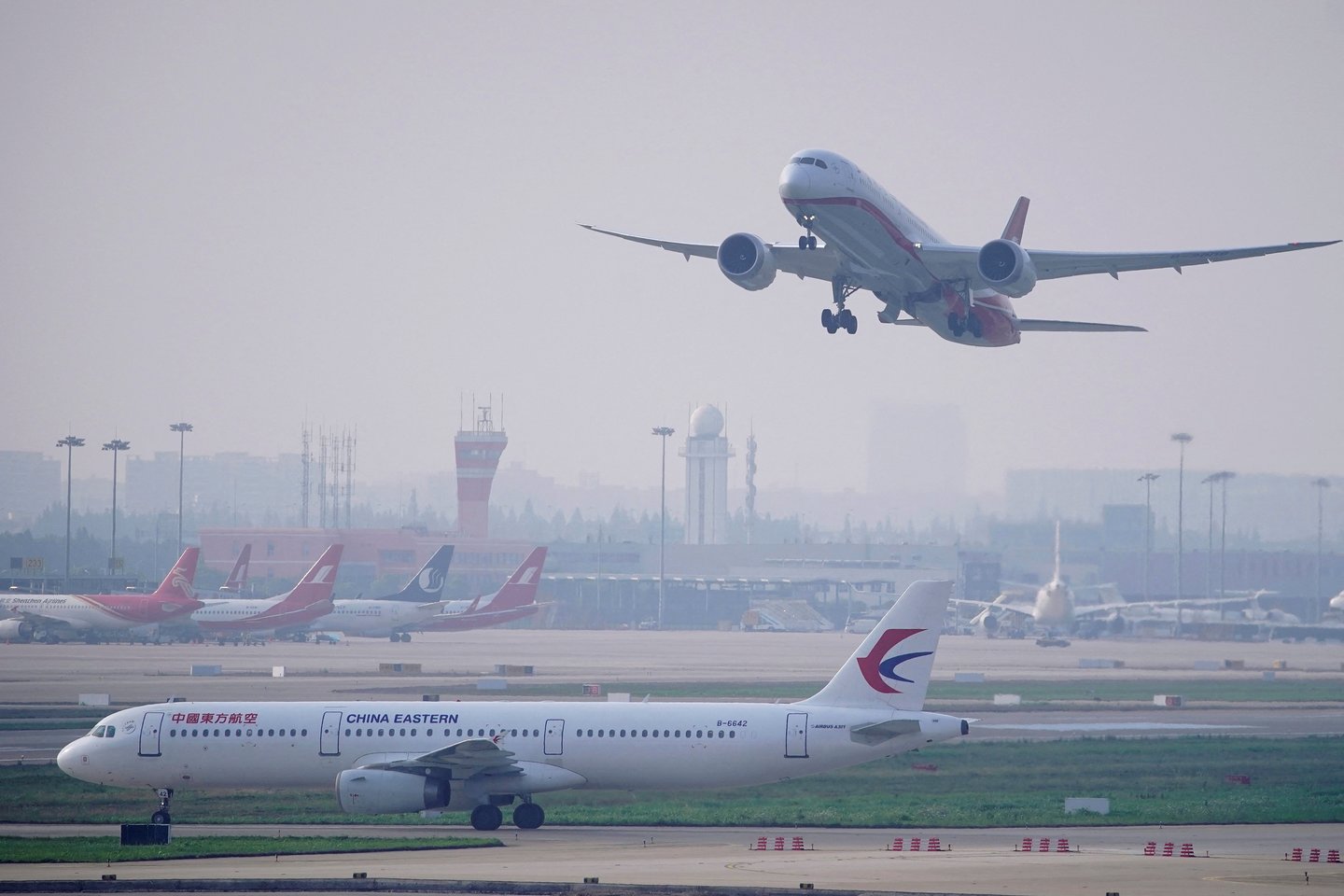 Kinijos oro bendrovės „China Eastern“ keleivinis laineris, kuriame buvo 133 žmonės, sudužo šalies pietvakariuose.<br>Reuters/Scanpix asociatyvi nuotr.