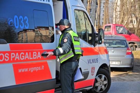 Vilniuje nuo viaduko ant judrios gatvės nukrito moteris, sutriko eismas