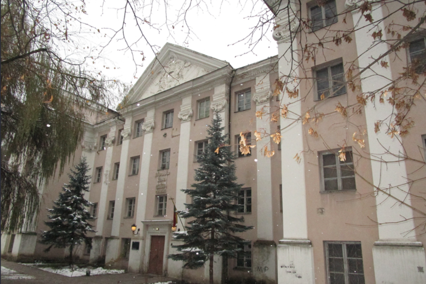 Kovo 17 d. organizuoto Lietuvos muzikos ir teatro akademijai (LMTA) priklausančio Sluškų rūmų pastatų komplekso aukcionas laikomas neįvykusiu ir skelbiamas pakartotinis.<br>LMTA nuotr.