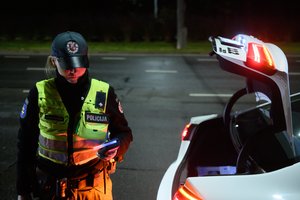 Per sukeltą eismo įvykį apgadino kelio ženklus ir signalinį stulpelį: pareigūnai nustatė virš 2 prom. girtumą