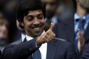 Britai piktai bedė pirštu į „Manchester City“ savininką, kuris bendravo su Sirijos diktatoriumi