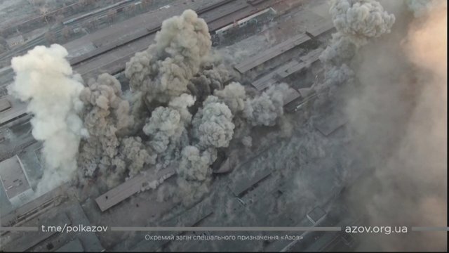 Rusai masiškai bombarduoja Mariupolį: užfiksuoti sprogimai pramoniniame komplekse