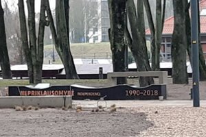 Už kone 11 mln. rekonstruotame skvere suoliukai su užrašais šokiravo klaipėdiečius