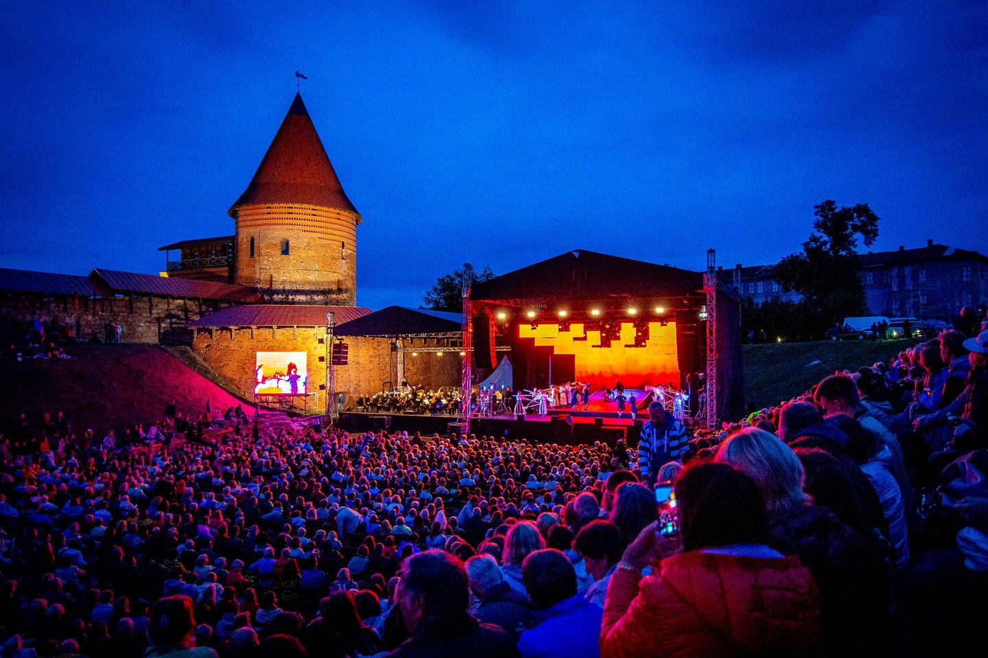  Laureatus planuojama apdovanoti Liepos 6-ąją, Valstybės ir Tautinės giesmės dieną, per Tarptautinį muzikos festivalį „Operetė Kauno pilyje“.