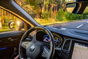 „Renault“ atnaujina automobilių gamybą Maskvoje: šaltiniai teigia, kad tokį sprendimą remia Prancūzijos vyriausybė