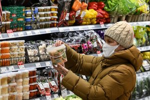 Įprastam gyvenimui Rusijoje kliūčių – ties kiekvienu žingsniu: dėl pakuočių stygiaus pieną ruošiasi pilstyti į bidonus