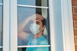 Dėl užsitęsusios COVID-19 ligos jaunas vyras iš namų neišėjo 7 mėnesius – išgelbėjo netradicinis gydymo metodas