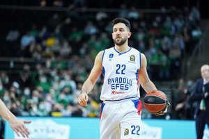 Eurolygos čempionas „Anadolu Efes“ smogė į pirmąją vietą pretendavusiam „Real“