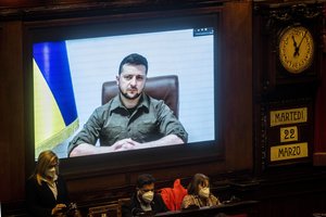 Apie laukiančią lemtį Rusijos lakūnus įspėjęs V. Zelenskis siunčia žinią Italijai: priminė prabangią V. Putino jachtą