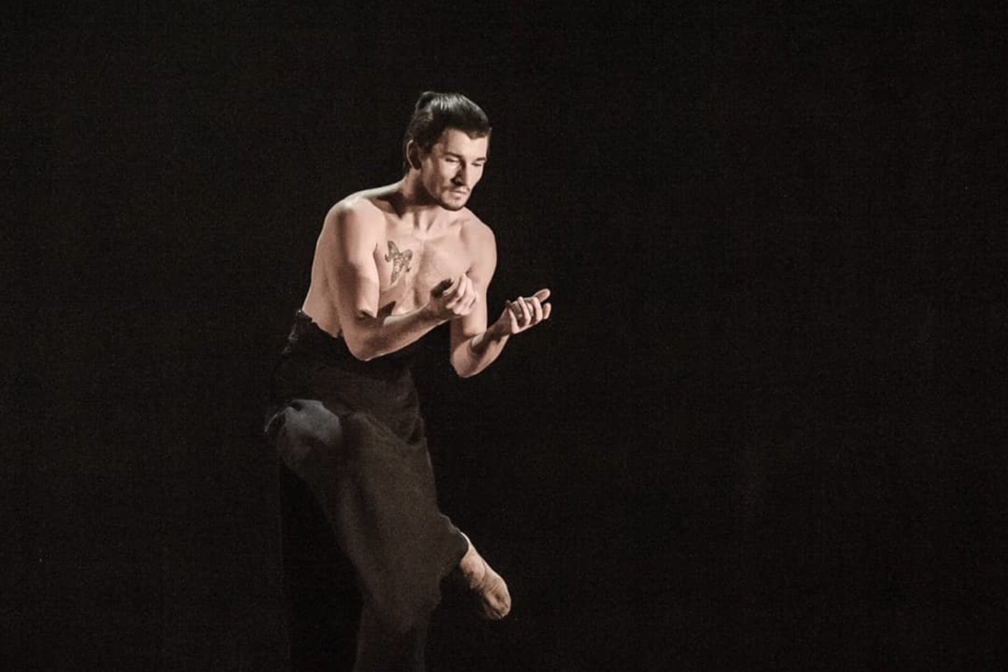 Artem Kolbasynskyi solo šokis „Tamsa šviesoje“ projekte „Dėmesio! Baletas“ (choreografas Žilvinas Beniuševičius).<br>KVMT nuotr.