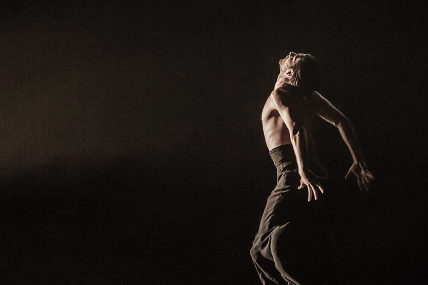 Artem Kolbasynskyi solo šokis „Tamsa šviesoje“ projekte „Dėmesio! Baletas“ (choreografas Žilvinas Beniuševičius). <br>KVMT nuotr.