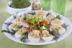 Krabų lazdelėmis įdaryti kiaušiniai: patiekalas, be kurio šeima neįsivaizduoja švenčių stalo