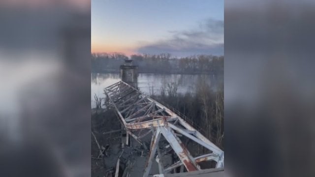 Černihivo mieste susprogdintas tiltas per Desnos upę: buvo svarbus humanitarinei pagalbai gabenti