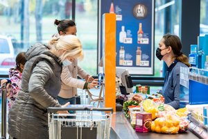 Naujausia apklausa atskleidė, kaip lietuviai šiuo metu elgiasi su pinigais: darančių šiuos žingsnius tik daugės