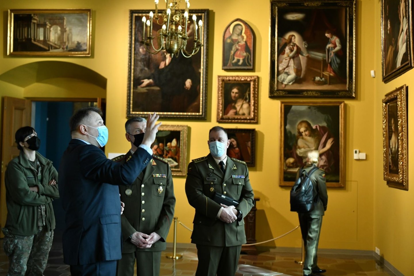Lietuvos kariuomenės vadas gen. ltn. Valdemaras Rupšys Valdovų rūmų muziejuje.<br>V.Abramausko nuotr.