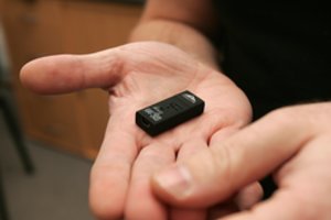 Šiaulietės automobilyje rasta galimai jos sutuoktinio sumontuota sekimo aparatūra