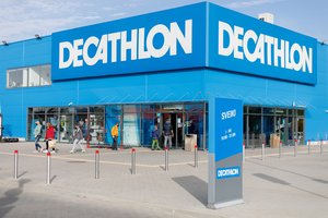 Sporto prekių milžinė „Decathlon“, veikianti ir Lietuvoje, lieka dirbti Rusijoje