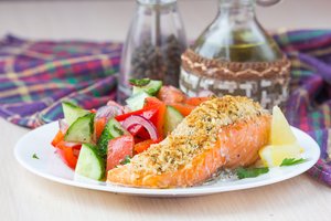 Kepta lašiša su sūrio plutele: paruošti paprasta, o rezultatas vertas švenčių stalo