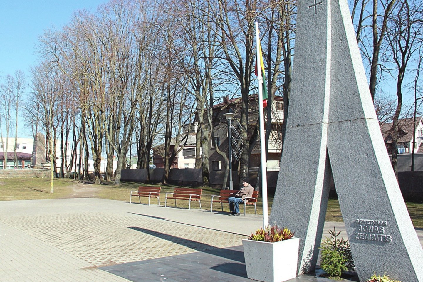 Partizanų generolui J.Žemaičiui skirtas kuklus paminklas nublanksta prieš netoliese esantį sovietinį obeliską.<br>E.Kazlaučiūnaitės nuotr.