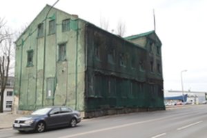 Į gatvę išlindęs šimtametis pastatas tapo klaipėdiečių galvos skausmu: jau kelia pavojų net jų saugumui