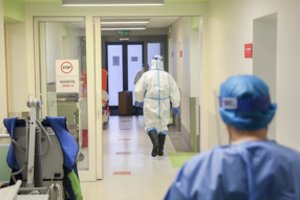 Praėjusios paros COVID-19 užsikrėtimų skaičius nesiekia 5 tūkst, bet džiaugtis anksti – mirčių net 15