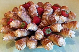 Burnoje tirpstantys sluoksniuotos tešlos vamzdeliai su karameliniu kremu