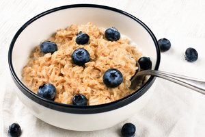 Štai kuo reikia praturtinti avižinę košę, jei norite efektyviau mažinti cholesterolio kiekį