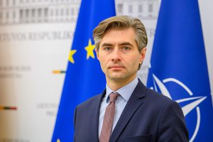 Prezidentūra: NATO turi ieškoti naujų sprendimų „iš kur ir kaip gauti papildomos karinės įrangos“