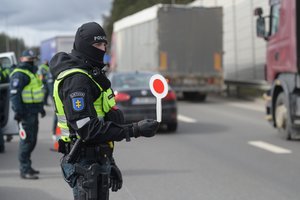 Atvejai, kai sustabdytiems teks pakloti ir 1500 eurų: tūkstančiai pažeidėjų jau įkliuvo pareigūnams