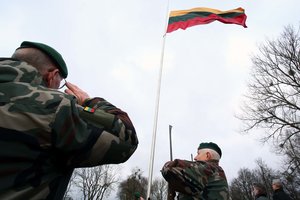 Seimas leido šauliams namie laikyti automatinius ginklus