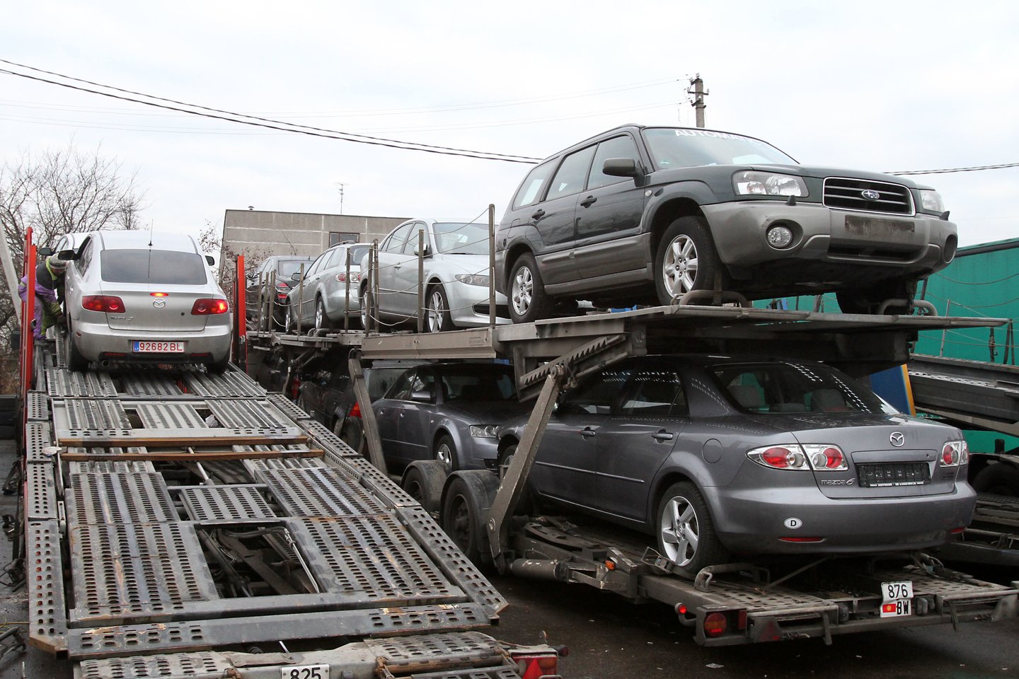 Naujų automobilių tenka ilgai laukti, todėl lietuviai pradėjo atsigręžti į naudotų automobilių rinką.<br>M.Patašiaus nuotr.