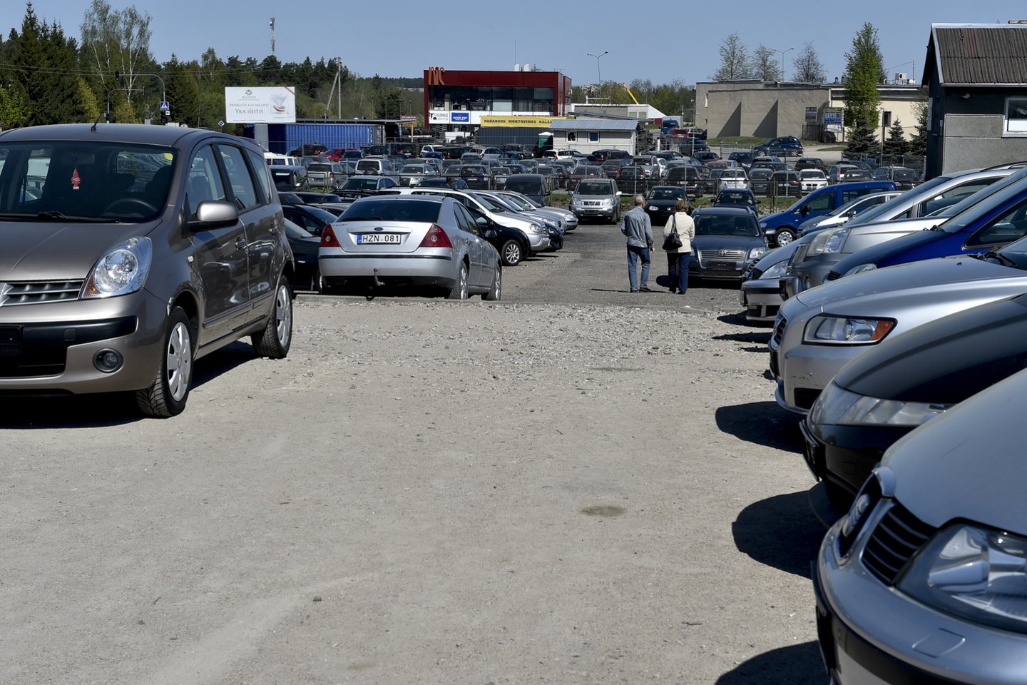 Naujų automobilių tenka ilgai laukti, todėl lietuviai pradėjo atsigręžti į naudotų automobilių rinką.<br>V.Ščiavinsko nuotr.