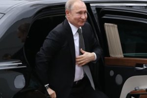 V. Putinui priklauso keli neperšaunami „monstrai“ limuzinai: sunku patikėti, kas yra jų viduje