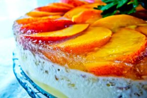 Nepaprastai skanus ir gaivus varškės tortas su persikais: kartą paragavus negali sustot
