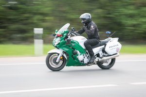 Pareigūnai į kelius siunčia itin greitus ir galingus plieninius žirgus: štai kokius pažeidėjus jie fiksuos