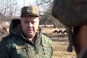 Rusija vėl apsimelavo: generolas apdovanojimus teikė ne fronte, bet mokykloje