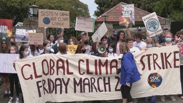 Protestuotojantys studentai susirinko prie S. Morrisono rezidencijos: reikalavo kovos su klimato kaita