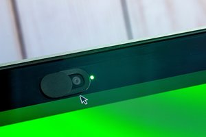 Užklijuota kompiuterio kamera – saugumo priemonė ar tik jos iliuzija?