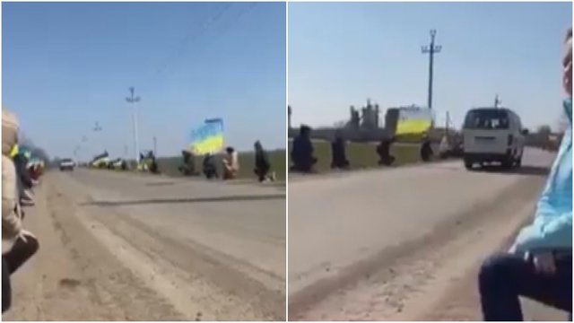 Užfiksuota širdį spaudžianti akimirka: su žuvusiais kariais atsisveikinę ukrainiečiai puolė ant kelių