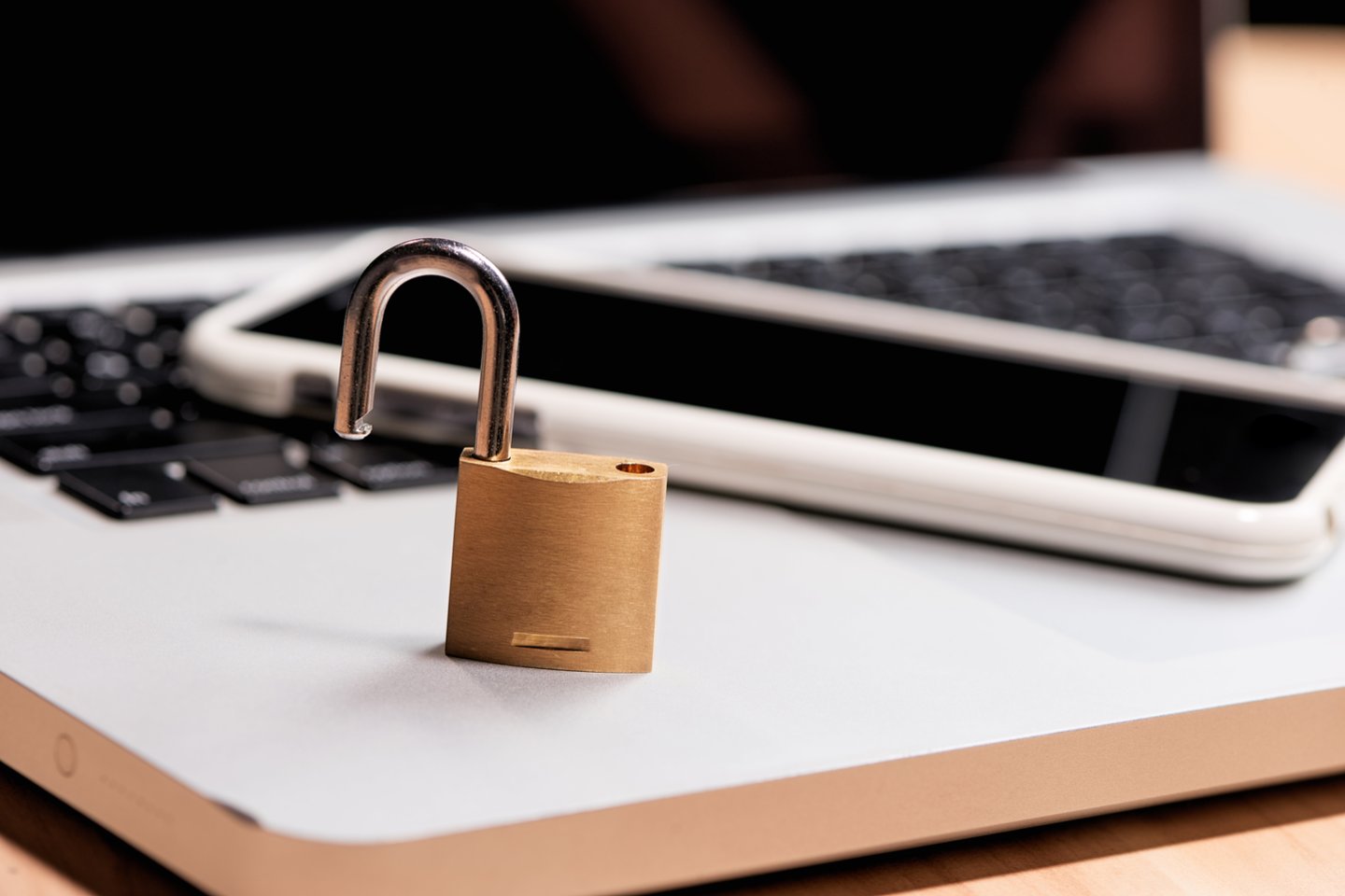 Skubiai reikalingas susitarimas buvo sudarytas, JAV technologijų milžinėms susidūrus su ES aktyvistų, susirūpinusių dėl JAV saugumo tarnybų galimybės gauti europiečių asmens duomenis, ieškinių lavina.