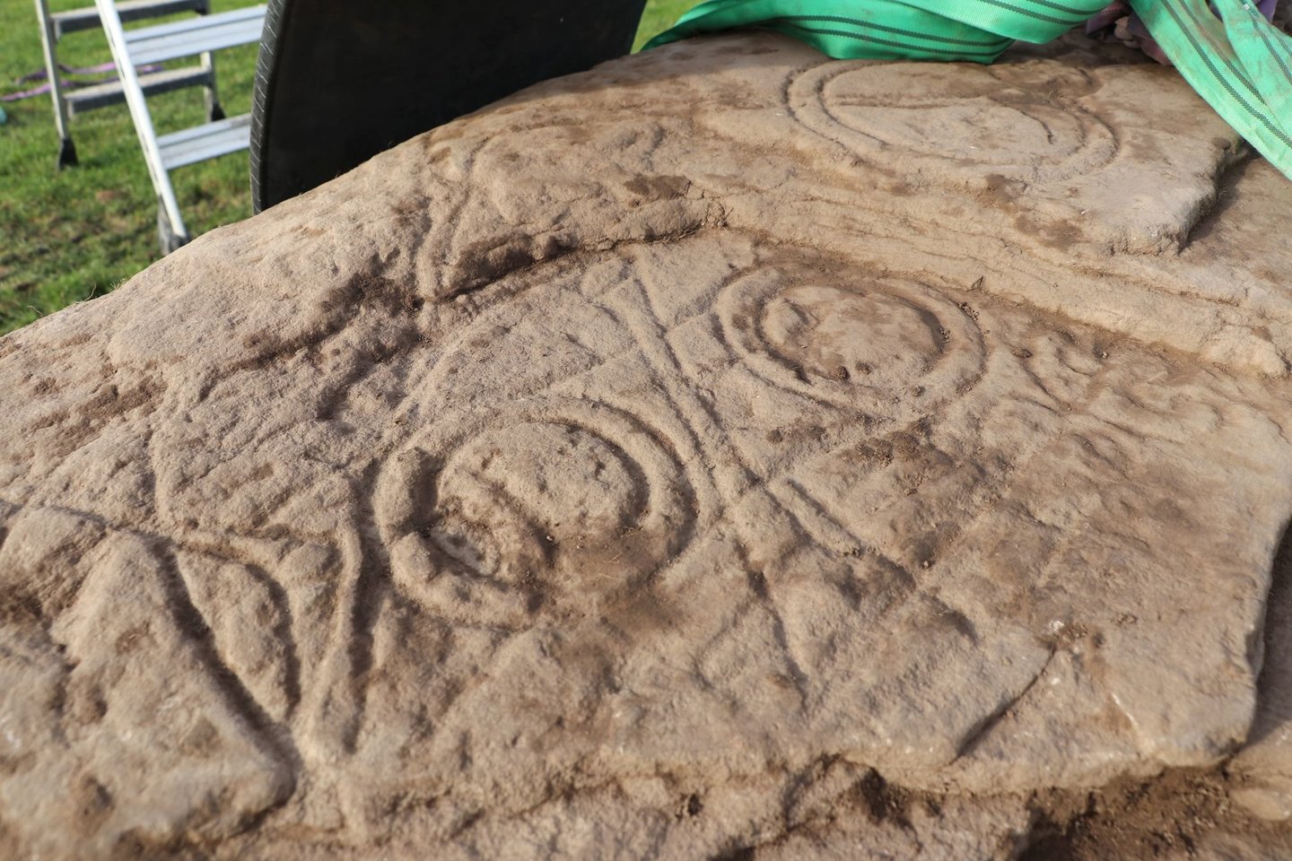 Archeologai Škotijoje aptiko akmenį, padengtą geometriniais raižiniais, kuriuos maždaug prieš 1500 metų sukūrė regiono čiabuviai piktai.<br> Aberdyno universiteto nuotr.