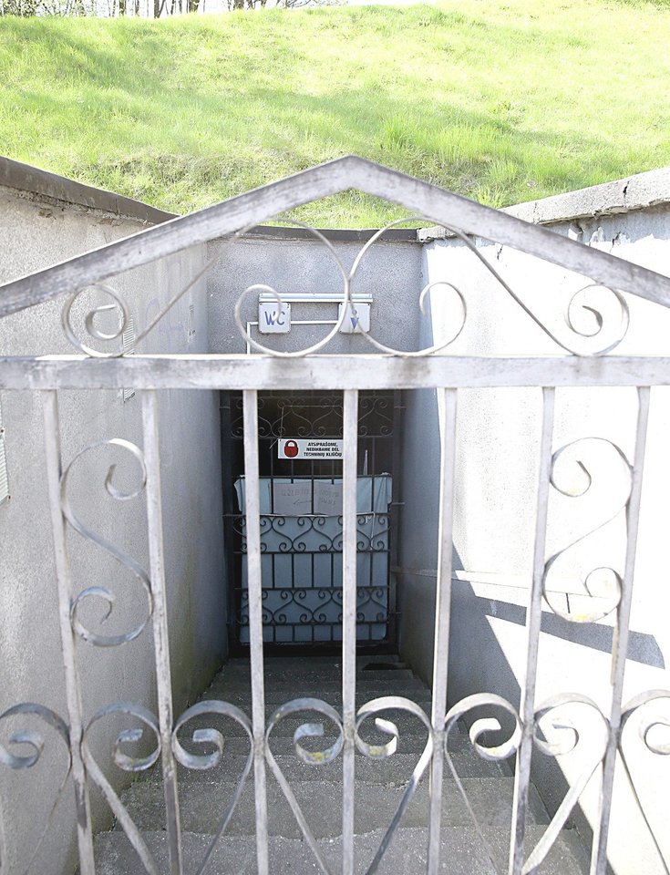 Viešasis tualetas sostinės Vinco Kudirkos aikštėje jau senokai uždarytas.