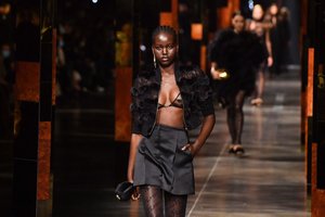 Vienos perspektyviausių manekenių Adut Akech Bior istorija: kaip karo pabėgėlė tapo pasauline žvaigžde?