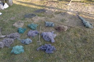 Aplinkosaugininkai sulaikė asmenį, tinklais sugavusį 17 lydekų: sodyboje aptiko dar 20 draudžiamų įrankių