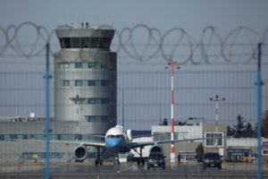 A. Dudą į susitikimą su J. Bidenu skraidinęs lėktuvas buvo priverstas leistis avariniu būdu