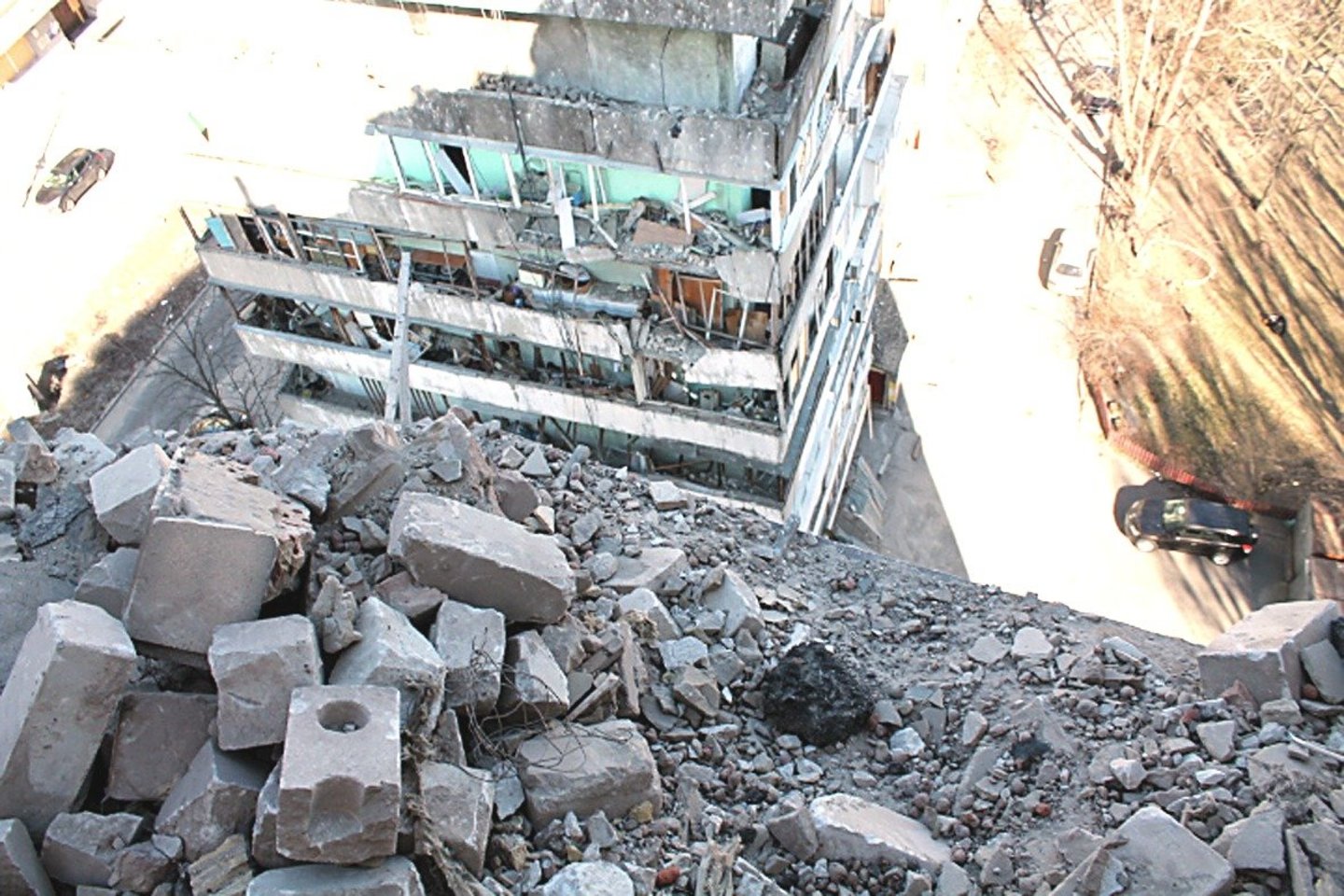 Numušta Rusijos raketa pataikė į butą viršutiniame šio namo aukšte (nuotr. kairėje) ir mirtinai sužalojo pensininką. Aplink viskas buvo nusėta nuolaužomis, automobiliai sumaitoti. O šią nuotrauką (dešinėje) prie barikadomis saugomos Nepriklausomybės aikštės Ukrainos sostinės centre darantį „Lietuvos ryto“ žurnalistą Teritorinės gynybos pajėgų savanoris iš pradžių palaikė diversantu.<br>E.Butrimo nuotr.