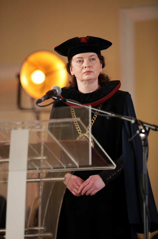  Doc. dr. J.Žukienė yra pirma moteris LMTA istorijoje, einanti rektoriaus pareigas. 