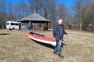 Drąsiausi keliautojai jau išbando upes: leidosi plaukioti baidarėmis