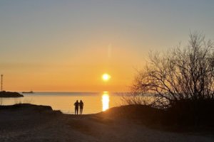 Puikūs orai klaipėdiečius vilioja prie jūros: fiksuoja nuostabaus grožio saulėlydžius