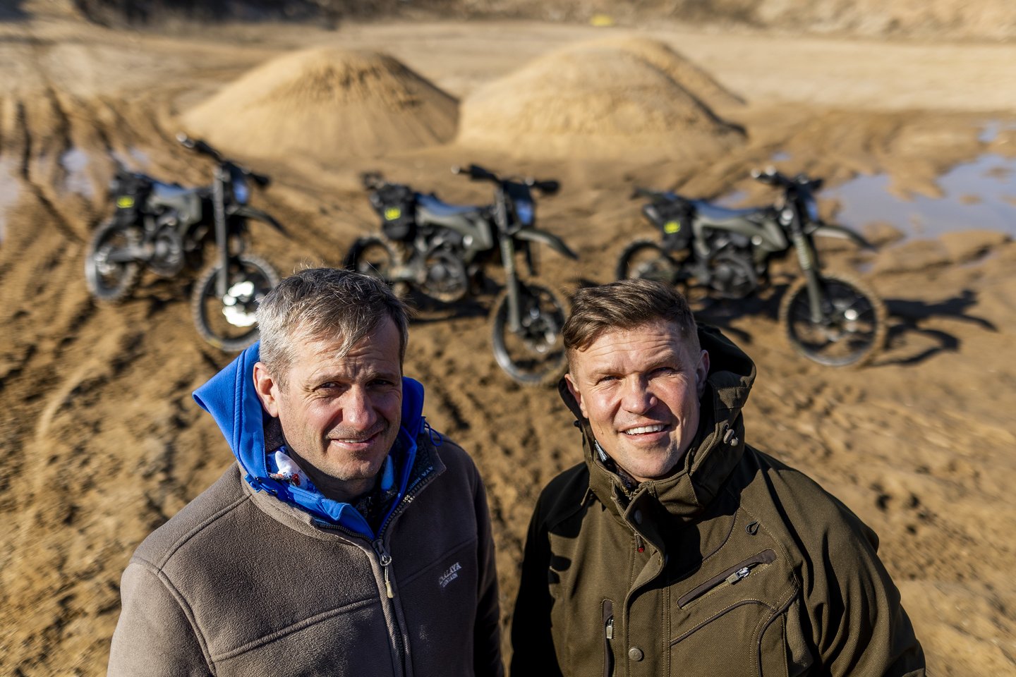 Dakaro ralio dalyvis motociklininkas Ukrainos kariams siunčia motociklus.